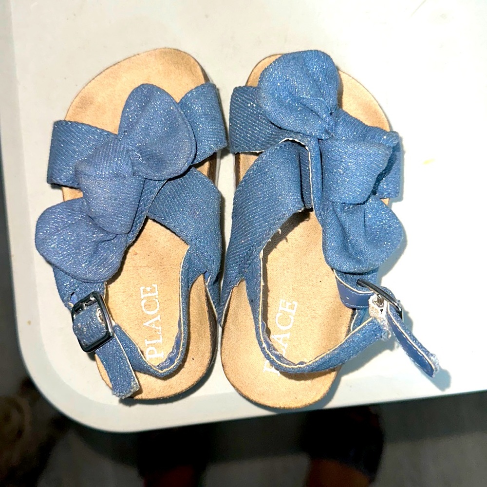 Toddler sparkly sandals with a bow size 5c